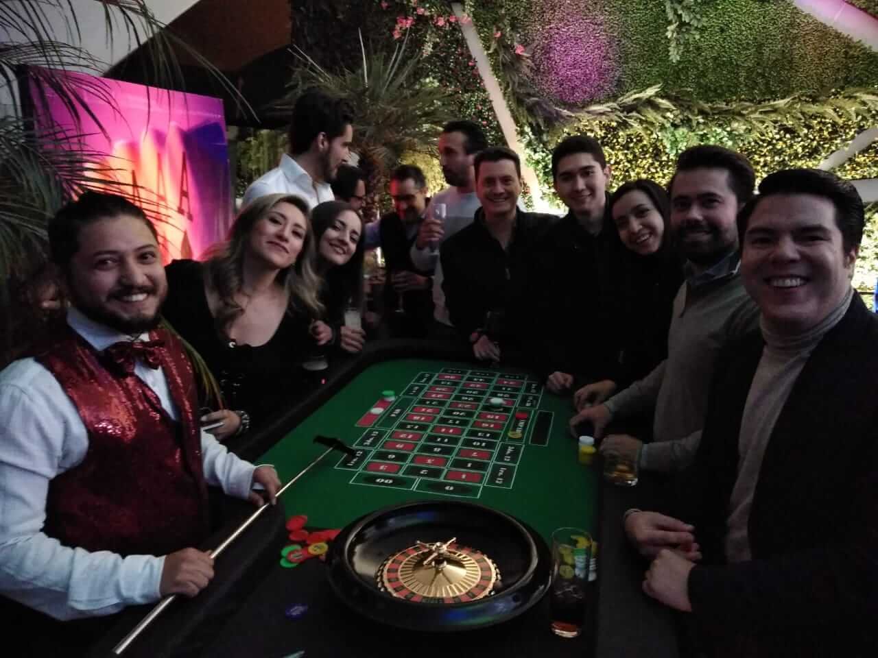 Gente jugando fiesta temática casino