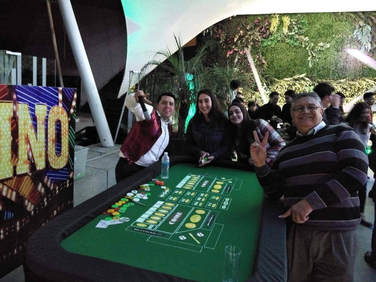 mesas de casino para eventos personas jugando en mesas de casino para eventos